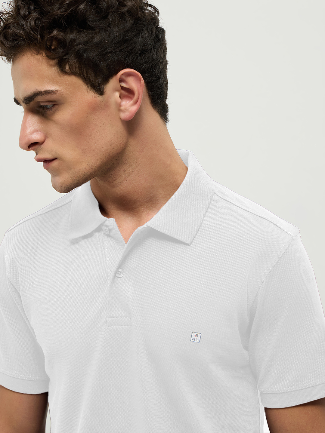 t shirt with white collar